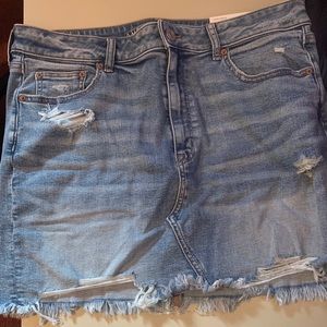 American Eagle super stretch distressed skirt